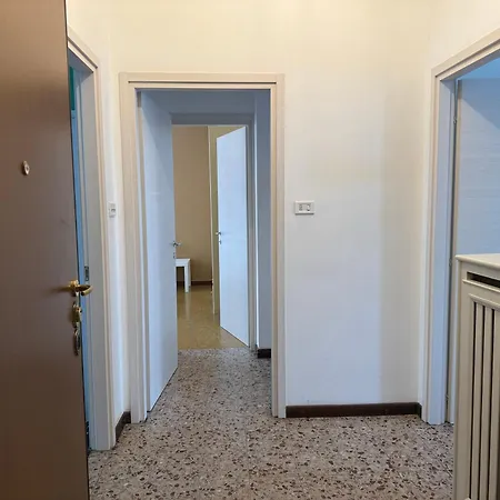 Appartamento Grande Vicino Il Centro E Aeroporto-6pax